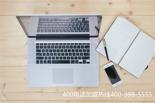 桌上放有筆記本電腦、筆記本、筆及手機(jī)